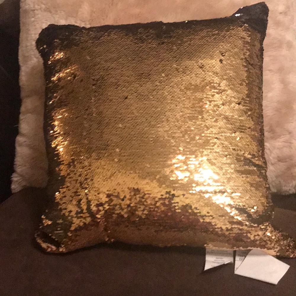🎉NWT GOLD SEQUINS DECORATION PILLOW!!!!🎉